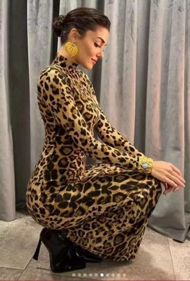 Hande Erçel leopar desenli elbisesiyle ortalığı kasıp kavurdu