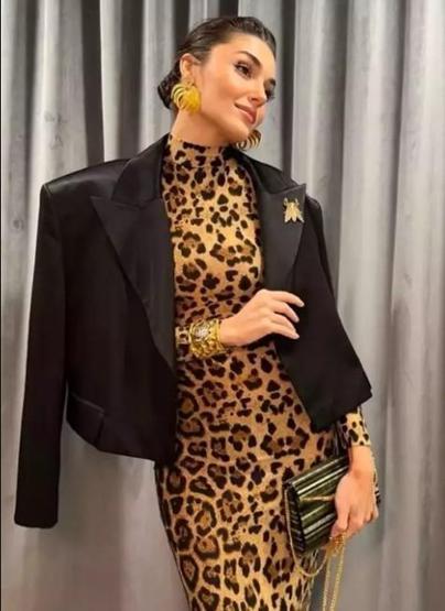 Hande Erçel leopar desenli elbisesiyle ortalığı kasıp kavurdu