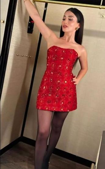 Özge Yağızın Süper Mini Elbisesine Beğeni Ve Yorum Yağdı