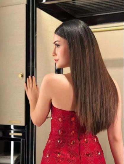Özge Yağızın Süper Mini Elbisesine Beğeni Ve Yorum Yağdı