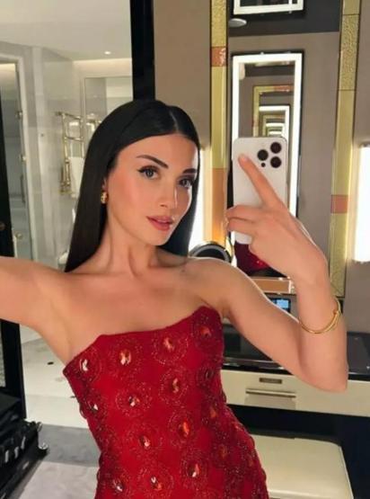 Özge Yağızın Süper Mini Elbisesine Beğeni Ve Yorum Yağdı