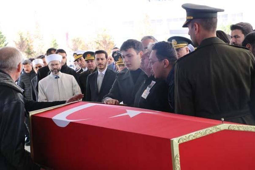 Tören kılıcını kardeşi taşıdı: Şehit Teğmen Eril Alperen Emire son veda