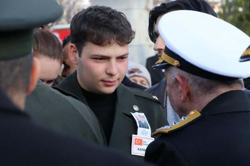 Tören kılıcını kardeşi taşıdı: Şehit Teğmen Eril Alperen Emire son veda