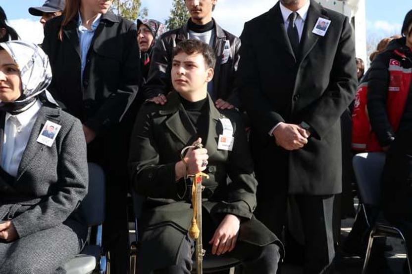 Tören kılıcını kardeşi taşıdı: Şehit Teğmen Eril Alperen Emire son veda