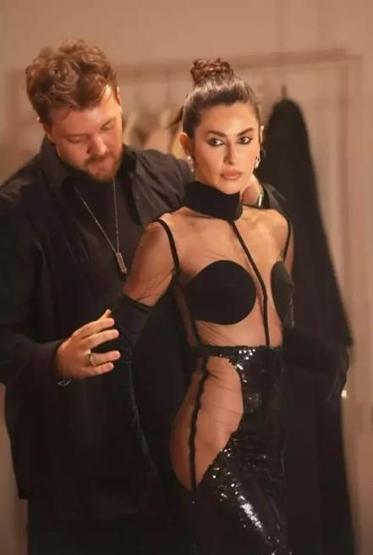 Nesrin Cavadzadenın transparan tarzı herkesi büyüledi
