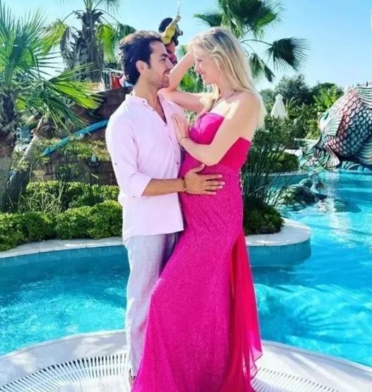 Wilma Elles kızına kendi bebeklik kıyafetlerini giydiriyor