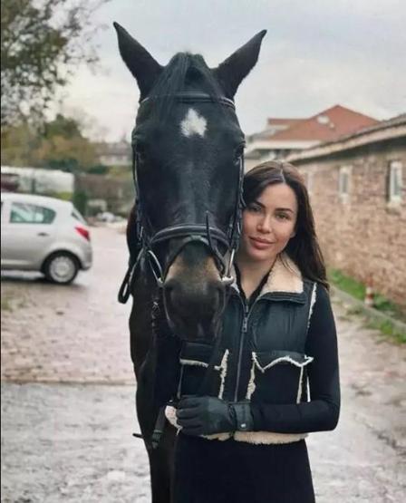 Esin Çepni, sevgilisi Zafer Görgeni önce paylaştı, sonra sildi