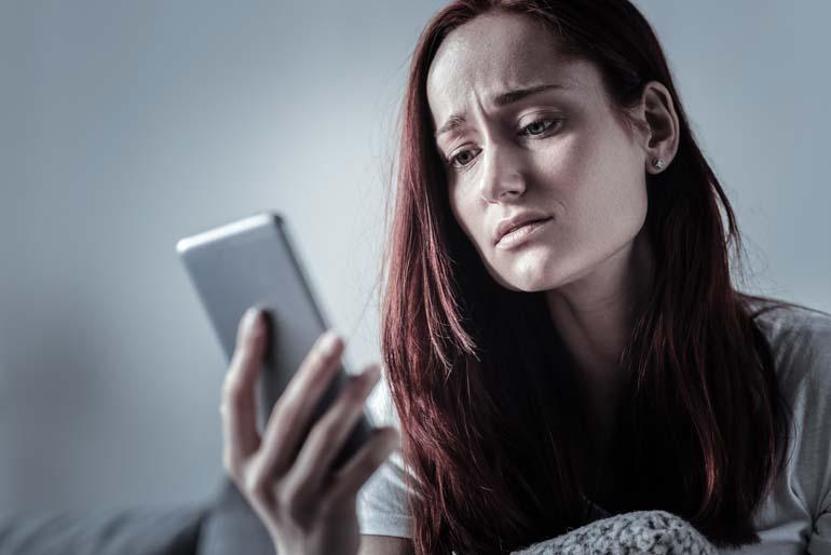 Telefonunu elinden düşüremeyenlerin hastalığı Uyanır uyanmaz telefona bakıyorsanız bu sendroma yakalanmış olabilirsiniz