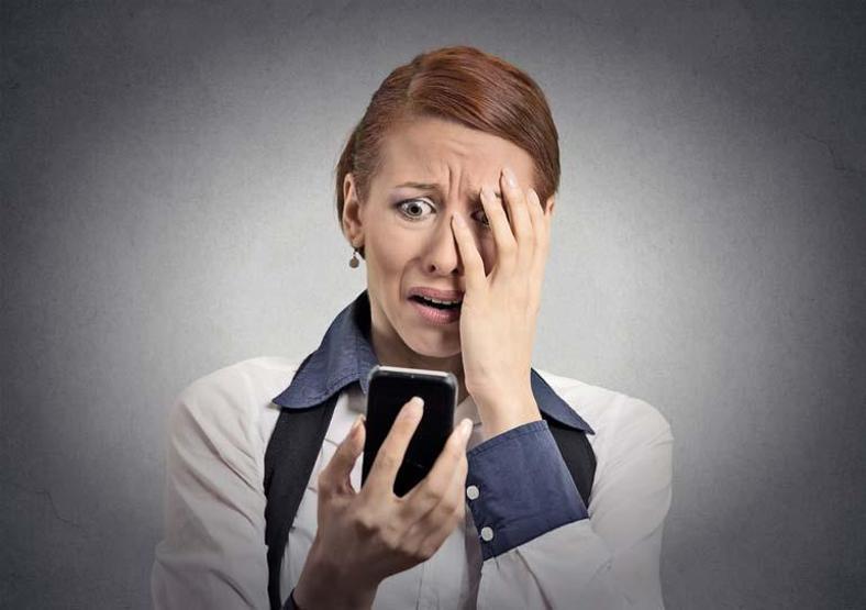 Telefonunu elinden düşüremeyenlerin hastalığı Uyanır uyanmaz telefona bakıyorsanız bu sendroma yakalanmış olabilirsiniz