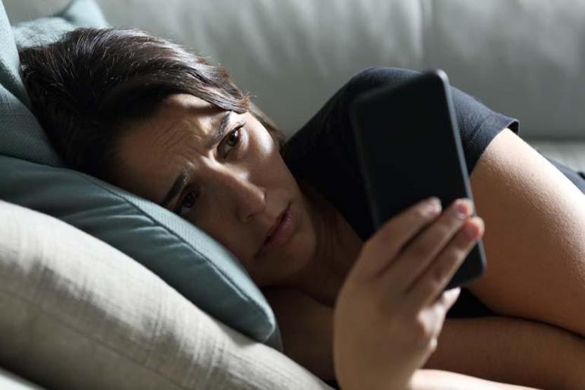 Telefonunu elinden düşüremeyenlerin hastalığı Uyanır uyanmaz telefona bakıyorsanız bu sendroma yakalanmış olabilirsiniz