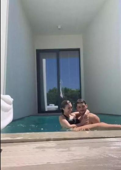 Yasmin Erbilden Yiğit Poyraza romantik kutlama