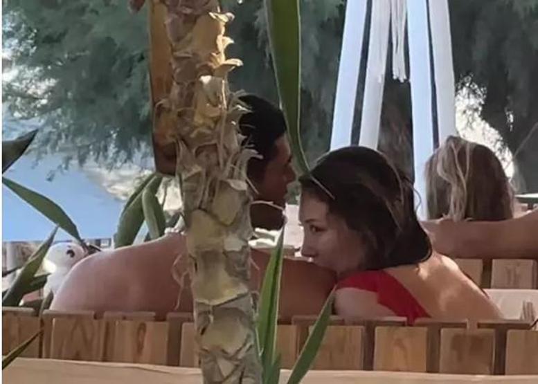 Yasmin Erbilden Yiğit Poyraza romantik kutlama