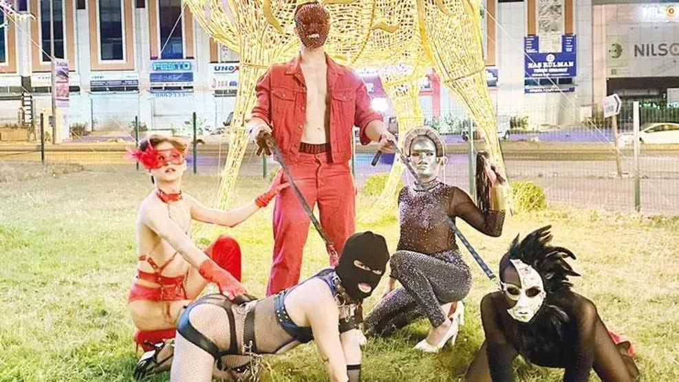 Maskesinin arkasındaki isim ortaya çıktı İşte Fergio Bey ve köleleri