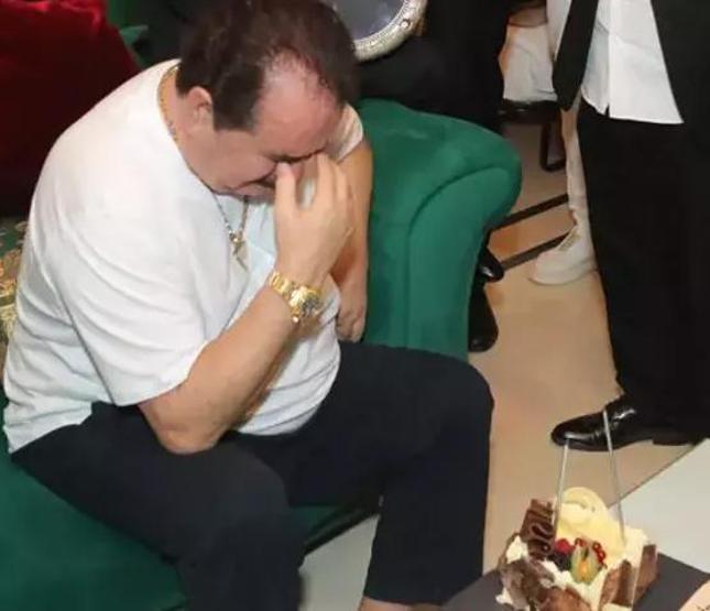 İbrahim Tatlısesi ağlatan sürpriz Gözyaşlarını tutamadı