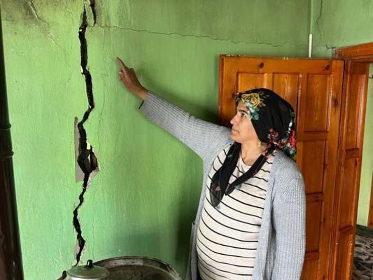 Hakkaride deprem sonrası 28 evde çatlak