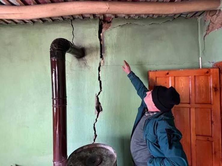 Hakkaride deprem sonrası 28 evde çatlak