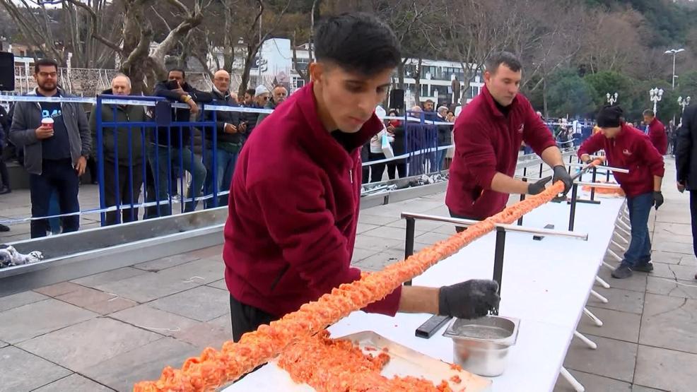 Adana lezzetleri İstanbulda 34 metrelik kebap görenleri şaşırttı