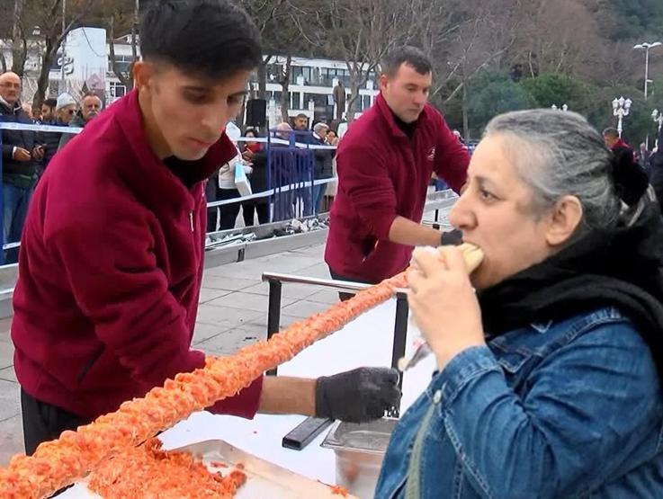 Adana lezzetleri İstanbulda 34 metrelik kebap görenleri şaşırttı