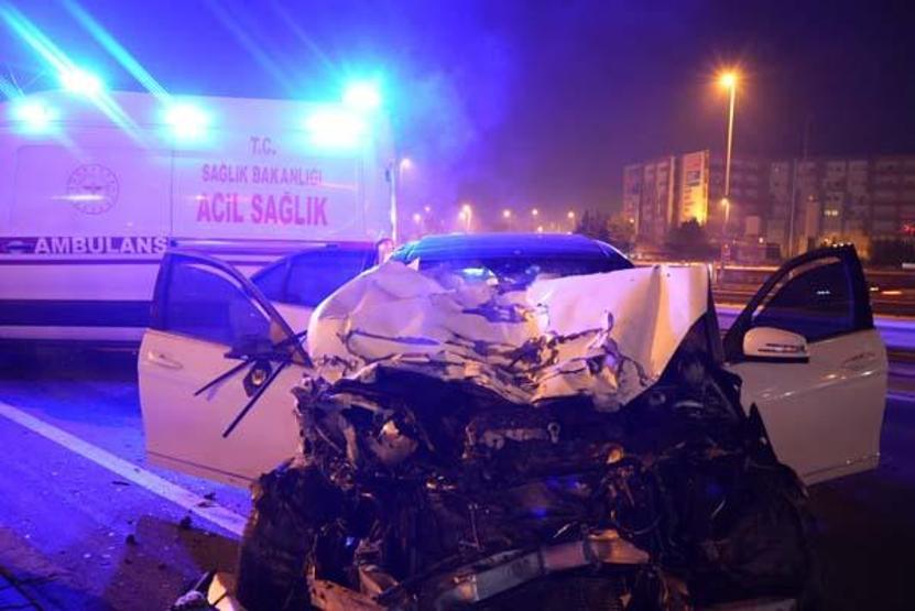 İstanbulda gece yarısı feci kaza: 1’i ağır 4 yaralı