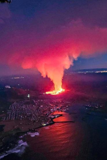 İzlandada lavlar yerleşim yerlerine ulaştı: Evler alev aldı