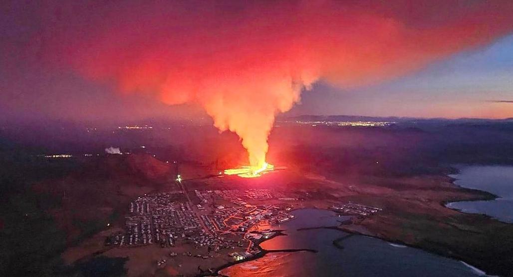 İzlandada lavlar yerleşim yerlerine ulaştı: Evler alev aldı