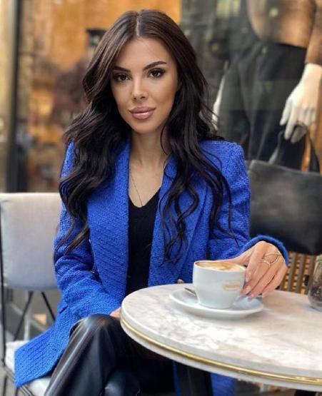 Şarkıcı Esra Akmanın 11inci kattan düşen kardeşi öldü
