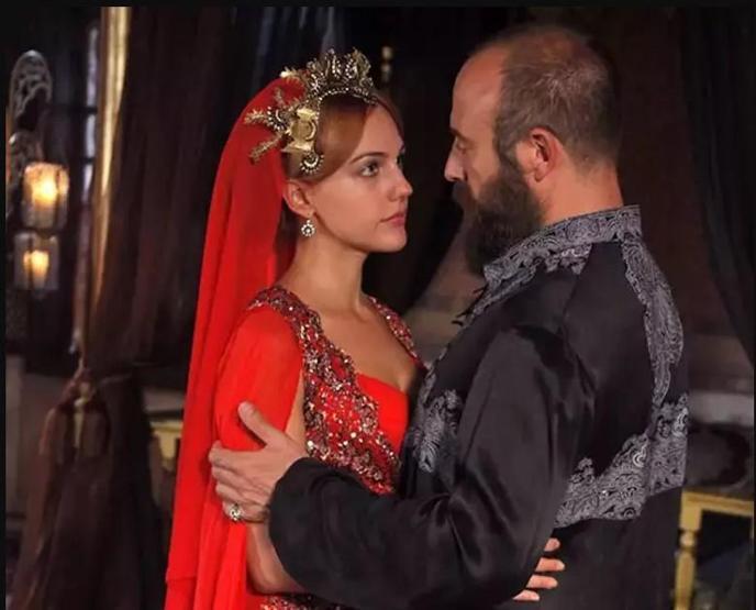 Hülya Duyar, Hande Erçel ve Meryem Uzerliyi nasıl keşfettiğini anlattı