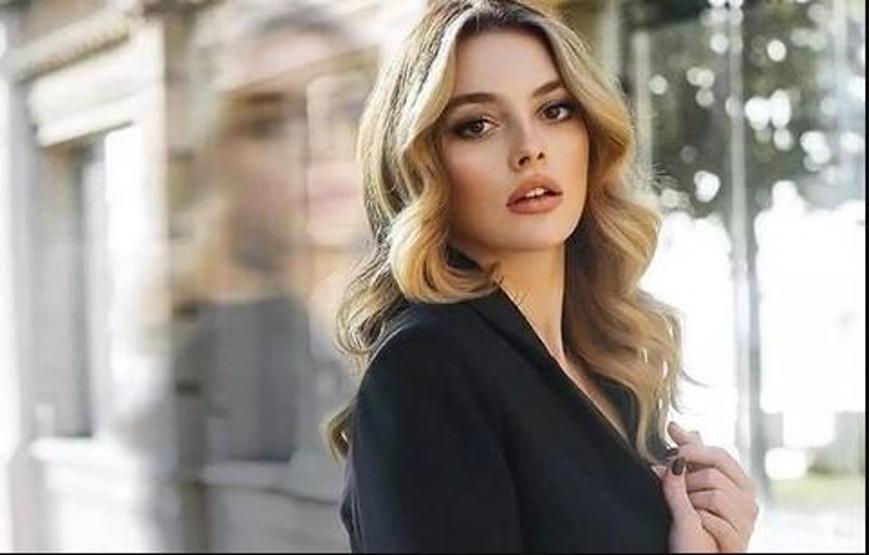 Melis Sezenin ödül gecesi tarzı çok konuşuldu