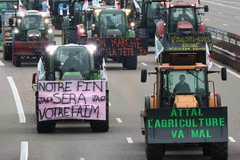 Fransa’da hükümetten Paris’i kuşatan öfkeli çiftçilere yeni vaatler