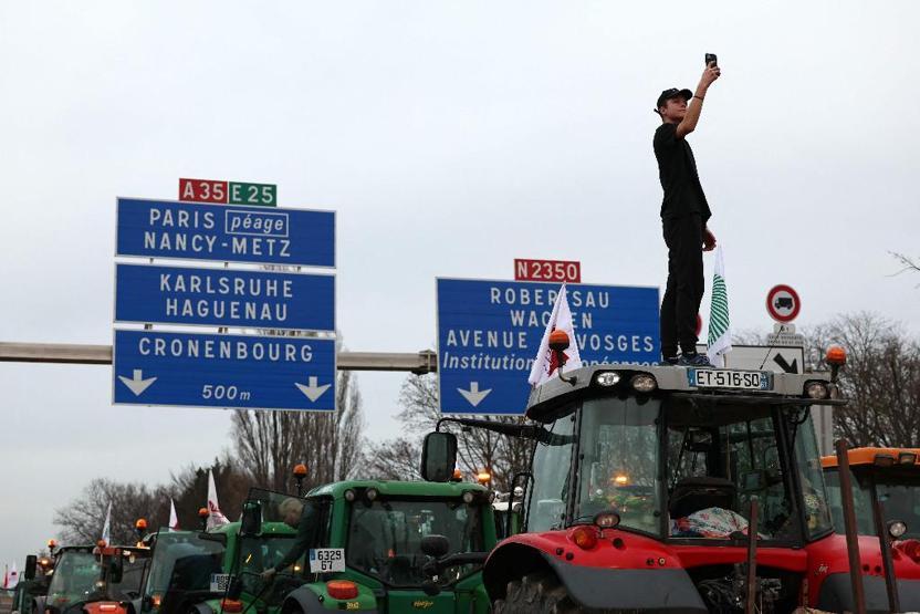 Fransa’da hükümetten Paris’i kuşatan öfkeli çiftçilere yeni vaatler
