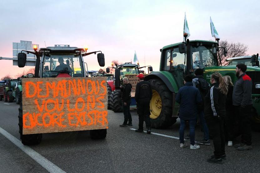 Fransa’da hükümetten Paris’i kuşatan öfkeli çiftçilere yeni vaatler