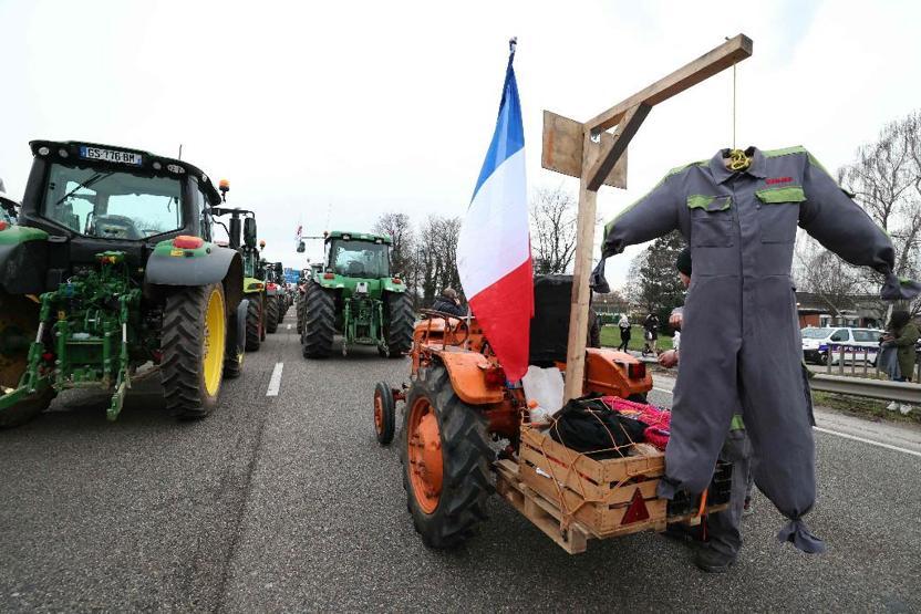 Fransa’da hükümetten Paris’i kuşatan öfkeli çiftçilere yeni vaatler