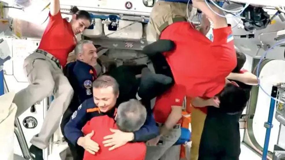 Astronot Alper Gezeravcının dönüş yolculuğu ertelendi