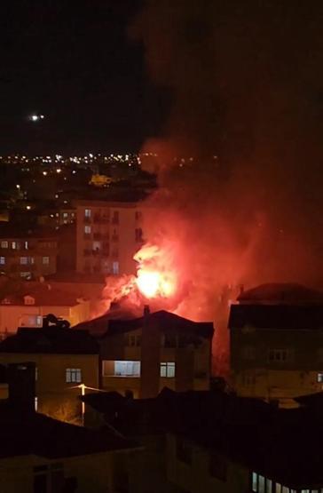 Tuzlada 2 katlı binanın çatı katı alev alev yandı