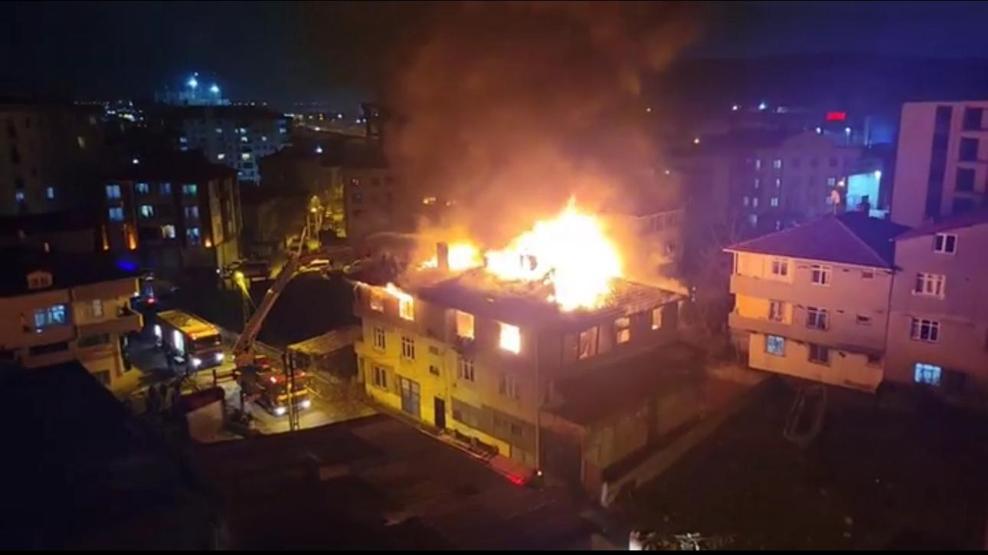 Tuzlada 2 katlı binanın çatı katı alev alev yandı