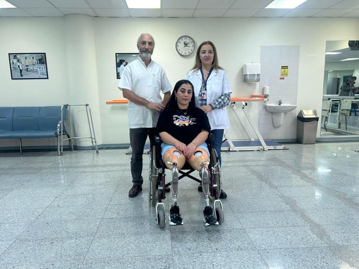 İki kızını depremde kaybetmişti Protezle ayağa kalkan depremzede annenin ilk isteği yürekleri dağladı