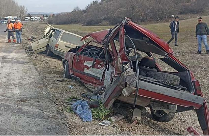 Ankarada katliam gibi kaza: İki otomobil kafa kafaya çarpıştı: 4 ölü, 2 yaralı
