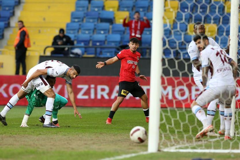 Gençlerbirliği-Trabzonspor maçında isyan ettiren fotoğraf