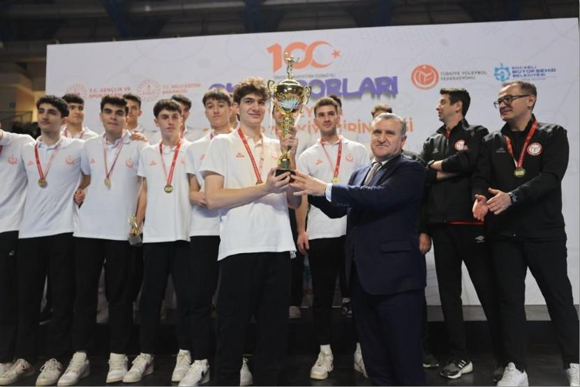 Bakan Bak: Voleybolda zirveye yürüyen, voleybol ülkesi olan bir Türkiye var