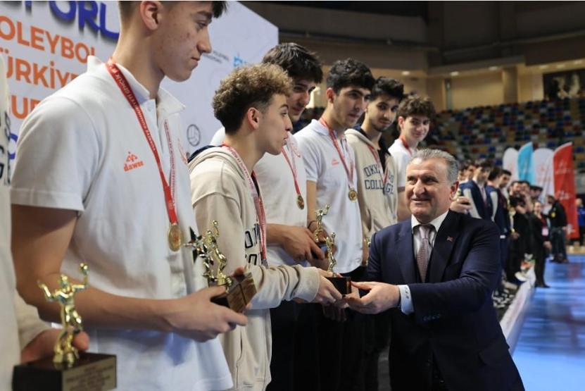 Bakan Bak: Voleybolda zirveye yürüyen, voleybol ülkesi olan bir Türkiye var