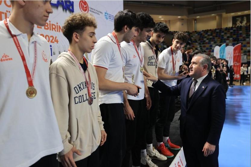 Bakan Bak: Voleybolda zirveye yürüyen, voleybol ülkesi olan bir Türkiye var