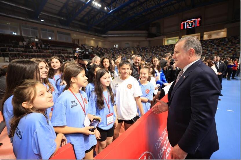 Bakan Bak: Voleybolda zirveye yürüyen, voleybol ülkesi olan bir Türkiye var