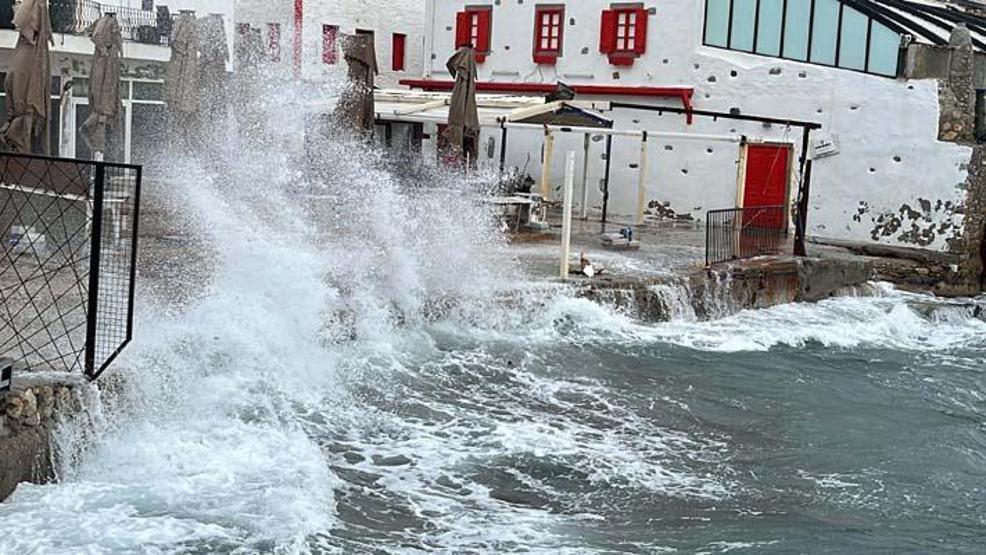Egede kuvvetli fırtına; dalgaların boyu 3 metreyi aştı