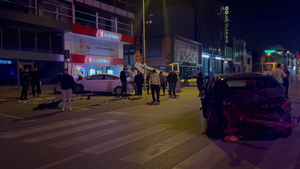Bursada iki otomobil çarpıştı; 6 yaralı