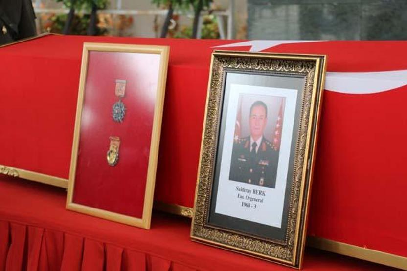 Eski 3. Ordu Komutanı emekli Orgeneral Saldıray Berk toprağa verildi