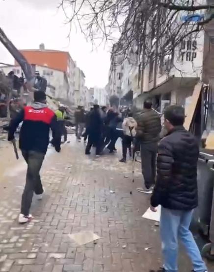 Güngörende kontrollü yıkım sırasında kavga çıktı