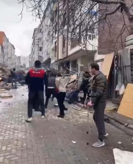 Güngörende kontrollü yıkım sırasında kavga çıktı