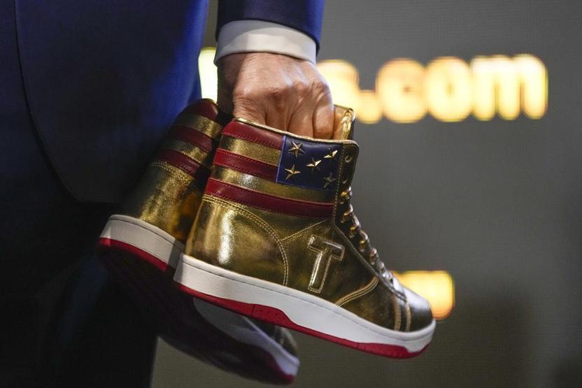 Trump’tan 399 dolara altın sneaker: Ayakkabı ve parfüm işine girdi