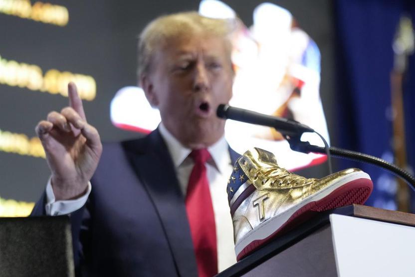 Trump’tan 399 dolara altın sneaker: Ayakkabı ve parfüm işine girdi