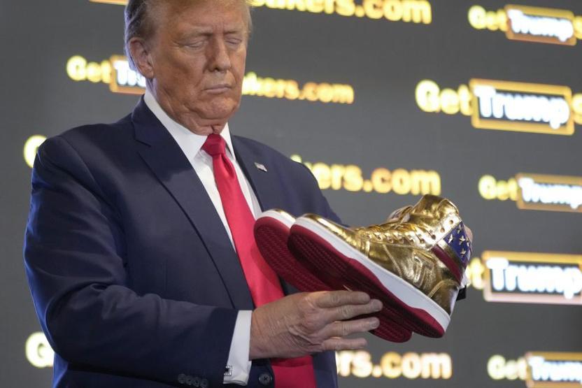 Trump’tan 399 dolara altın sneaker: Ayakkabı ve parfüm işine girdi